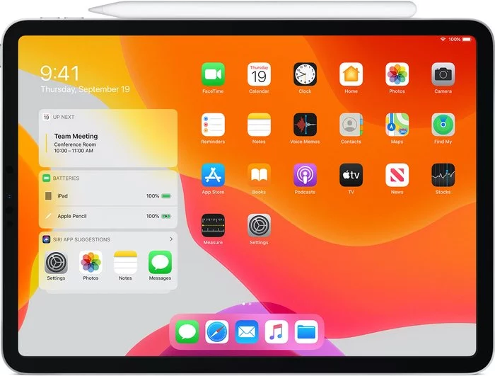 Mise en charge de l'Apple Pencil 2e génération sur un iPad Pro et visualisation avec le widget de la batterie.